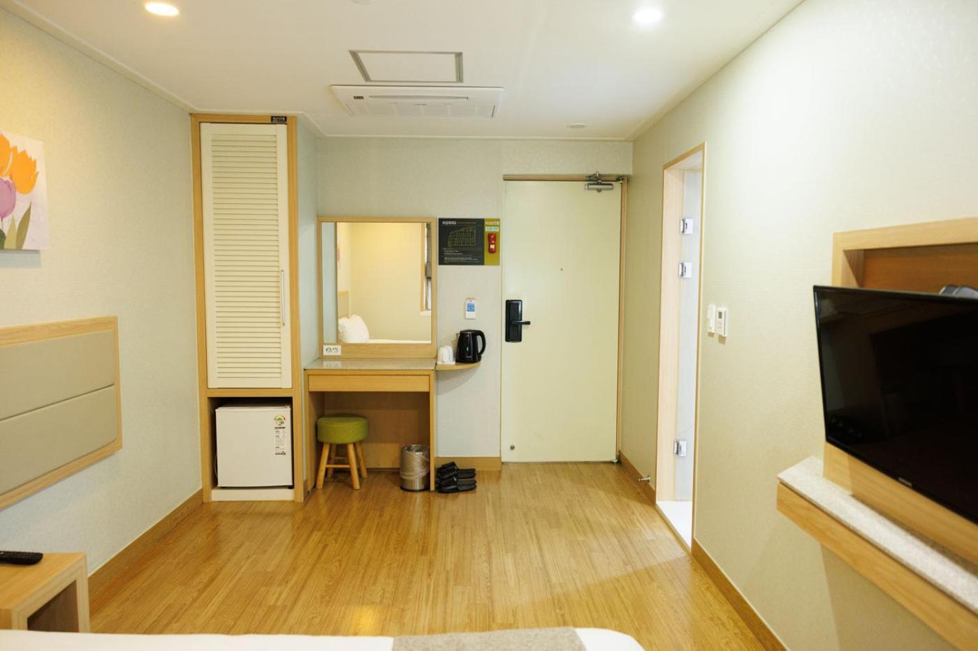 สตาซ โฮเต็ล เชจู โรเบโร Hotel เมืองเชจู ภายนอก รูปภาพ