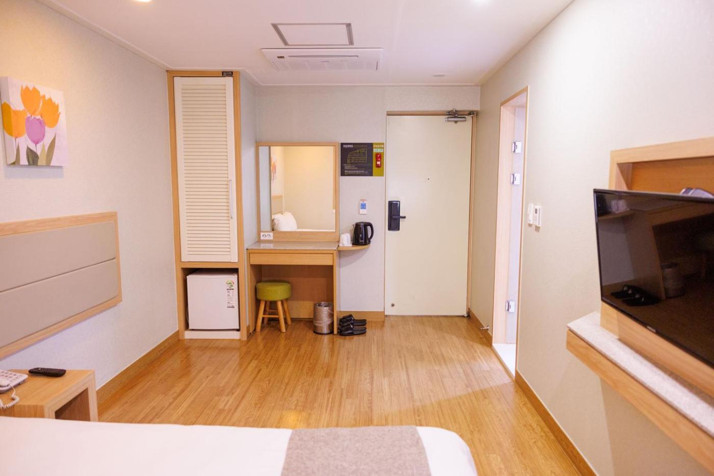 สตาซ โฮเต็ล เชจู โรเบโร Hotel เมืองเชจู ภายนอก รูปภาพ