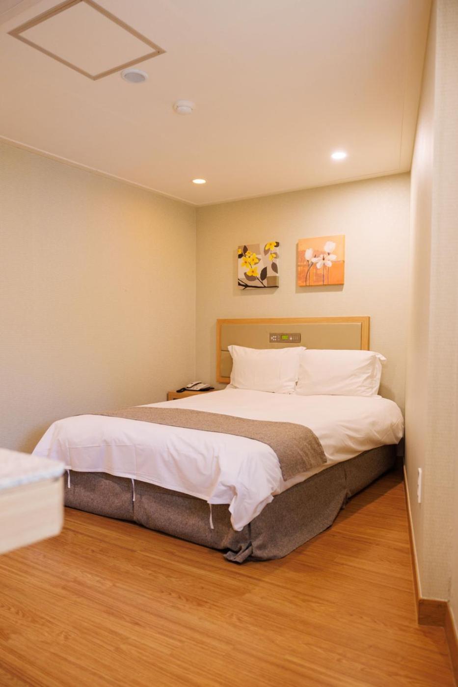 สตาซ โฮเต็ล เชจู โรเบโร Hotel เมืองเชจู ภายนอก รูปภาพ