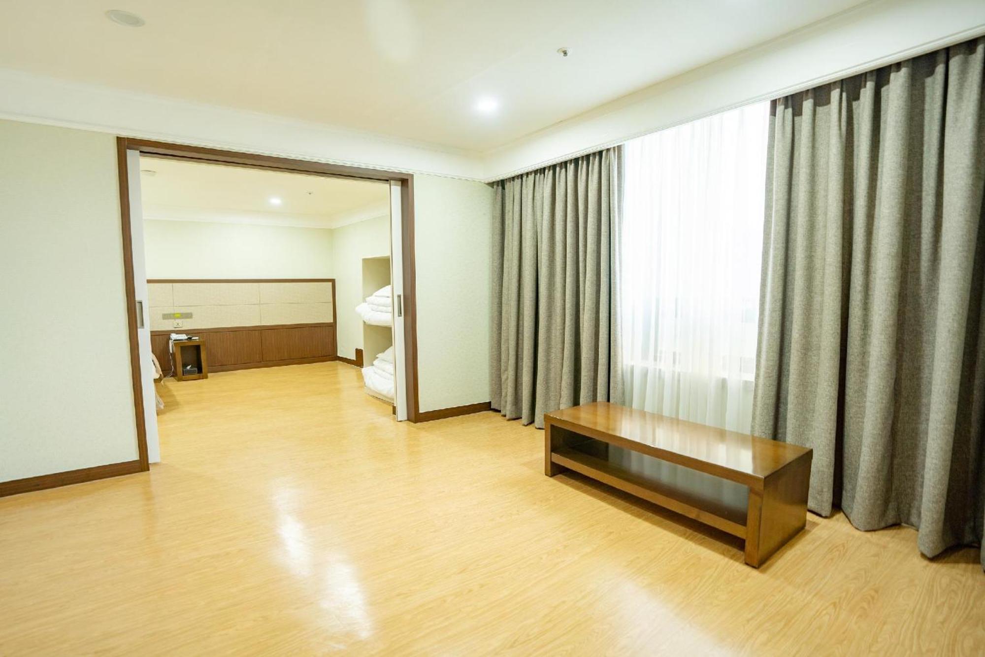 สตาซ โฮเต็ล เชจู โรเบโร Hotel เมืองเชจู ภายนอก รูปภาพ
